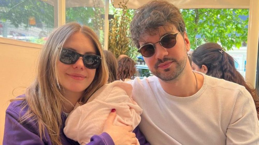 Eda Ece-Buğrahan Tuncer, Çocukları Mina İpek Tuncer İle Bir Ay Sonra Dışarı Çıktı
