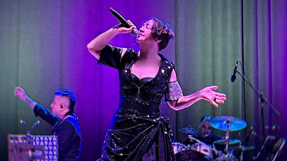 Nazan Öncel Türkiye Turnesine Alkışlarla Başladı