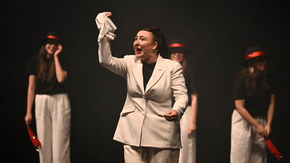 Yasemin Sakallıoğlundan Kahkaha Tufanı