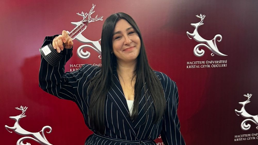 Yılın En İyi Komedyeni Yasemin Sakallıoğlu