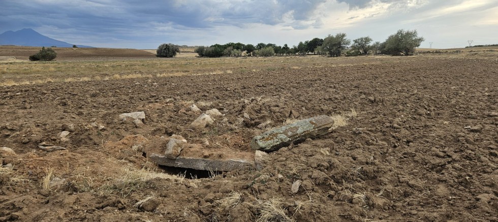 Hacı Ahmet Ünlü, Gizemli Mezar Alanını Tarlada Ziyaret Etti