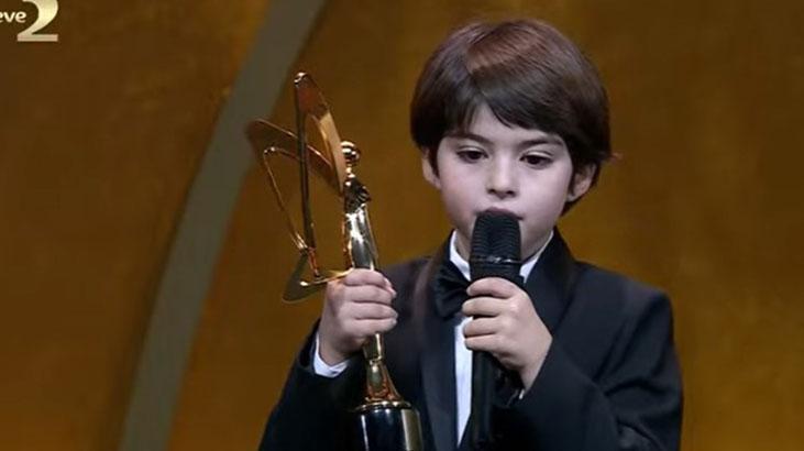 Altın Kelebek’te duygulandıran ‘Narin’ mesajı! Sarp Kaan Altınçapa’nın sözleri dakikalarca alkışlandı