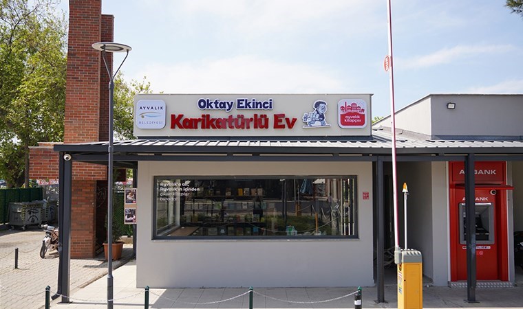 Oktay Ekinci Karikatürlü Ev ve Ayvalık Kitapçısı Açılıyor