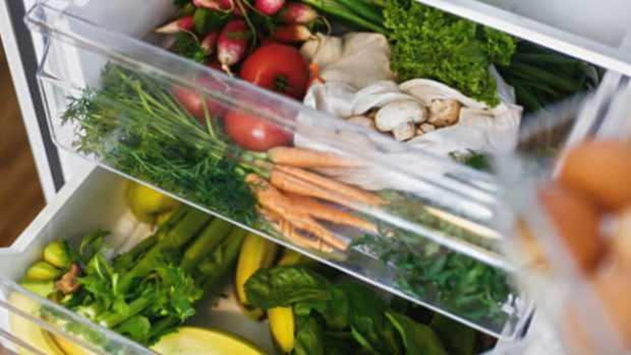Buzdolabının sebzeliğine bunu koyunca sebzeler haftalarca taze kalıyor!