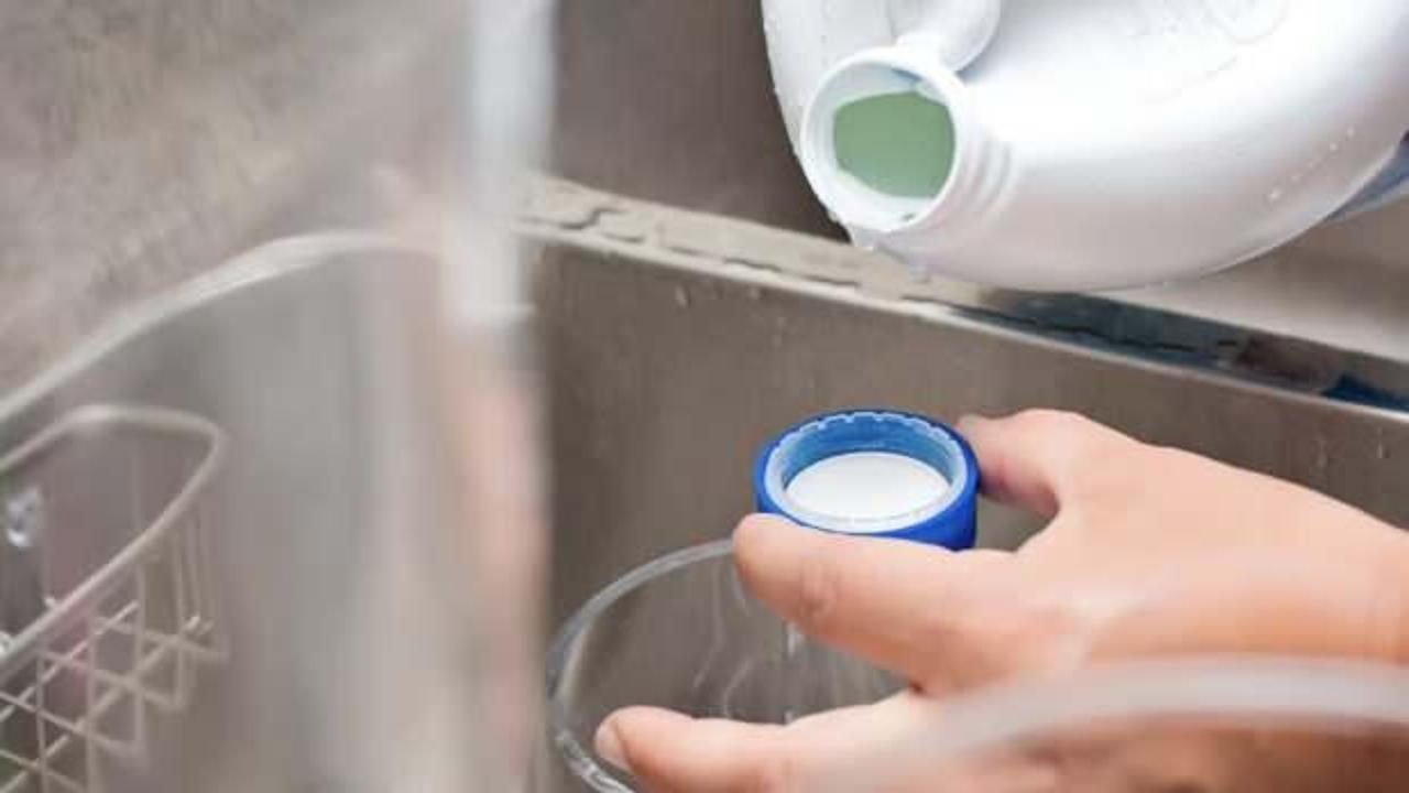 Çamaşır suyuna rakip çıktı: İnci gibi bembeyaz yapıyor! Paranız cebinizde kalacak