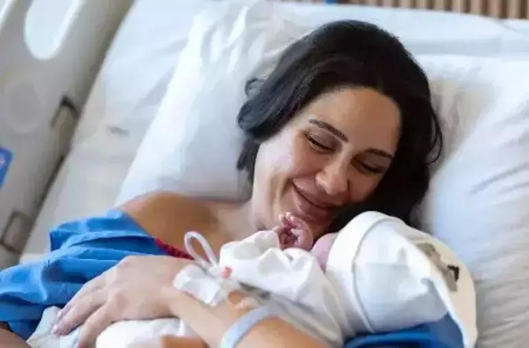 Doğum sonrası eski formuna kavuştu... Fit haliyle dikkat çekti! Kaç kilo verdiğini açıkladı
