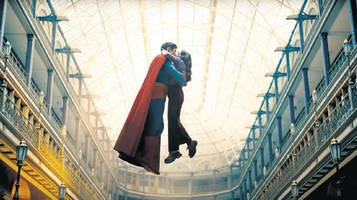 Superman yüksekten uçuyor