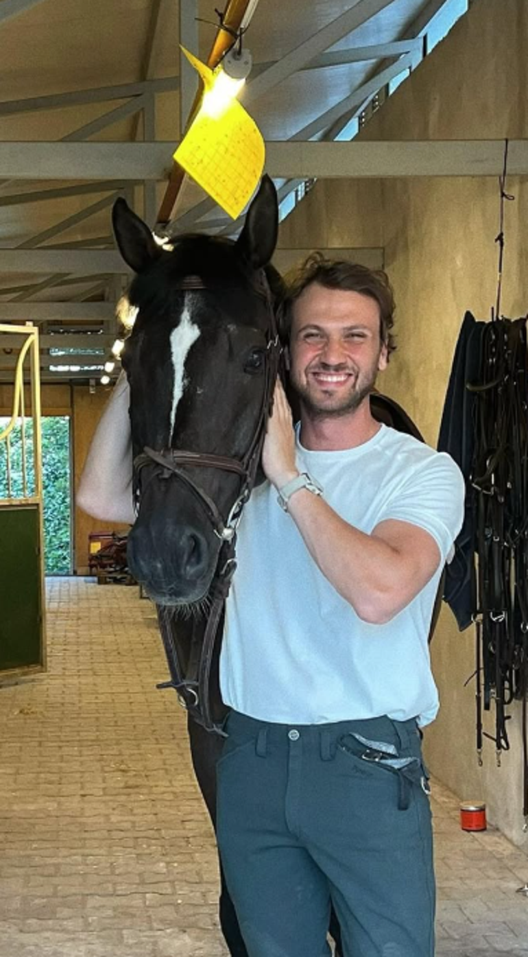 Aras Bulut İynemli'den at çiftliğinde pozlar! Ünlü arkadaşı da eşlik etti!