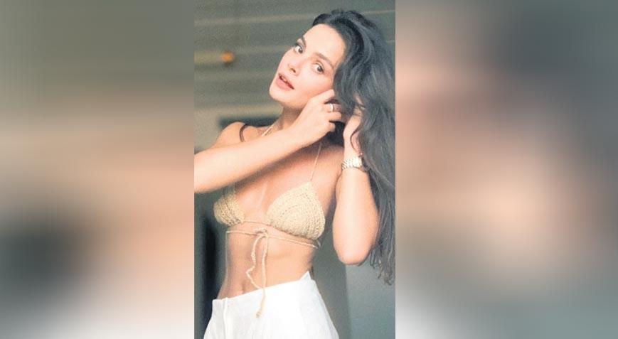 Bikinisine anne eli değdi