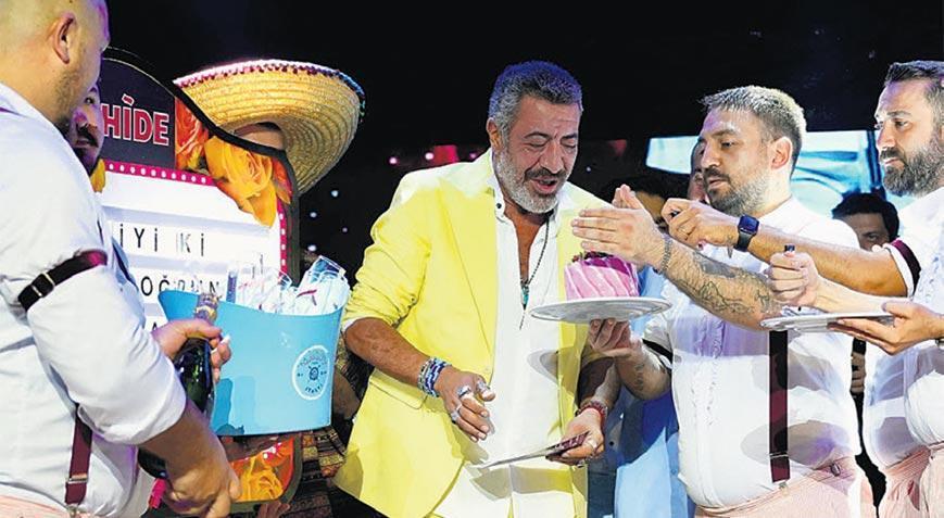 Yeni yaşını sahnede kutladı