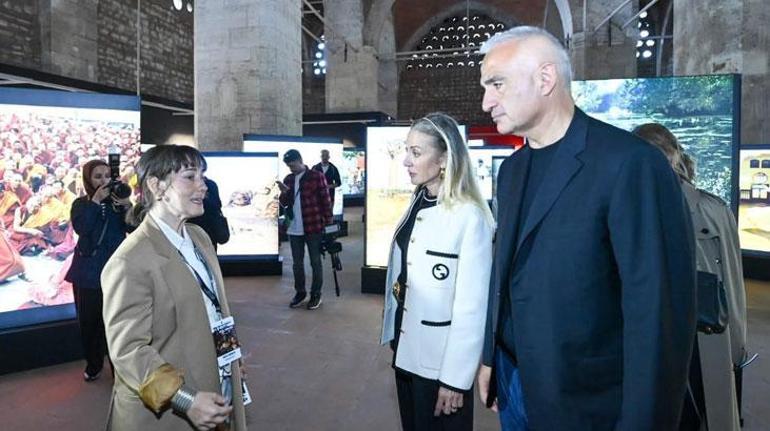 Bakan Ersoy Beyoğlu'nda sergileri tek tek gezdi