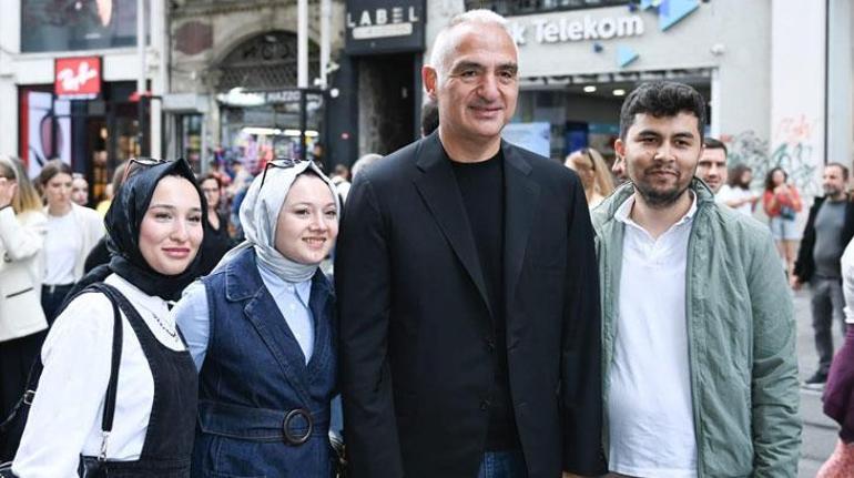 Bakan Ersoy Beyoğlu'nda sergileri tek tek gezdi