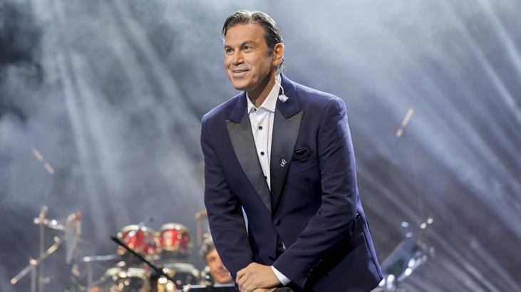 Dünyaca ünlü sanatçı Mario Frangoulis, Harbiye’de 5 bin kişiye 5 dilde şarkı söyledi