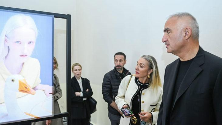 Bakan Ersoy Beyoğlu’nda sergileri tek tek gezdi