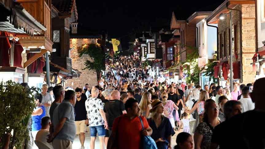Turizmde ağustos zirvesi! 7 milyona yakın turist Türkiye’de: Rusya ve Almanya ilk iki sırada