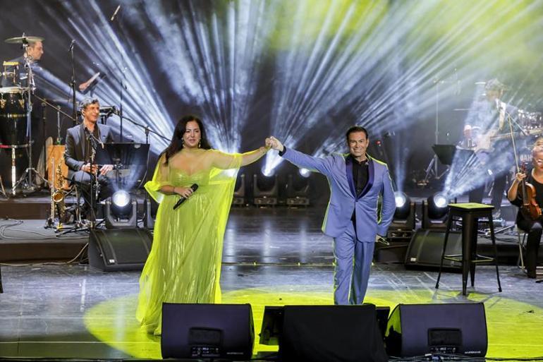 Dünyaca ünlü sanatçı Mario Frangoulis, Harbiye'de 5 bin kişiye 5 dilde şarkı söyledi