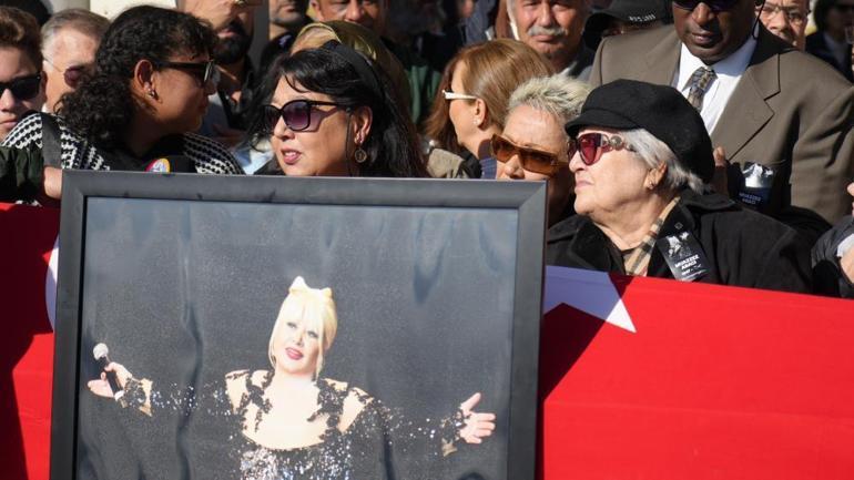 Duygusal veda... Muazzez Abacı Ankara'da son yolculuğuna uğurlandı