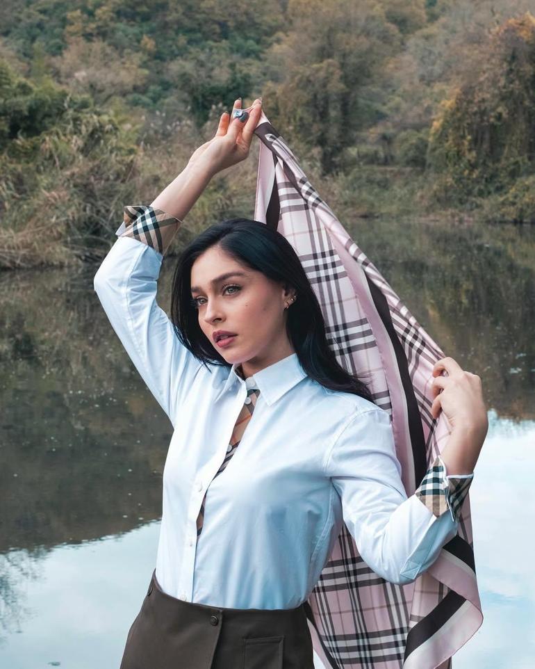 Sanal aleme Cemre düştü! Modellere taş çıkardı