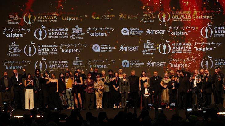 Altın Portakal’da ödüller sahiplerini buldu! Törene ‘Tavşan İmparatorluğu’ damga vurdu