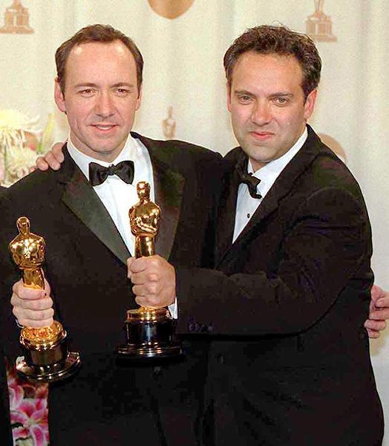 Ünlü yıldız tamamen battı! 'Evsizim… Otellerde yaşıyorum'