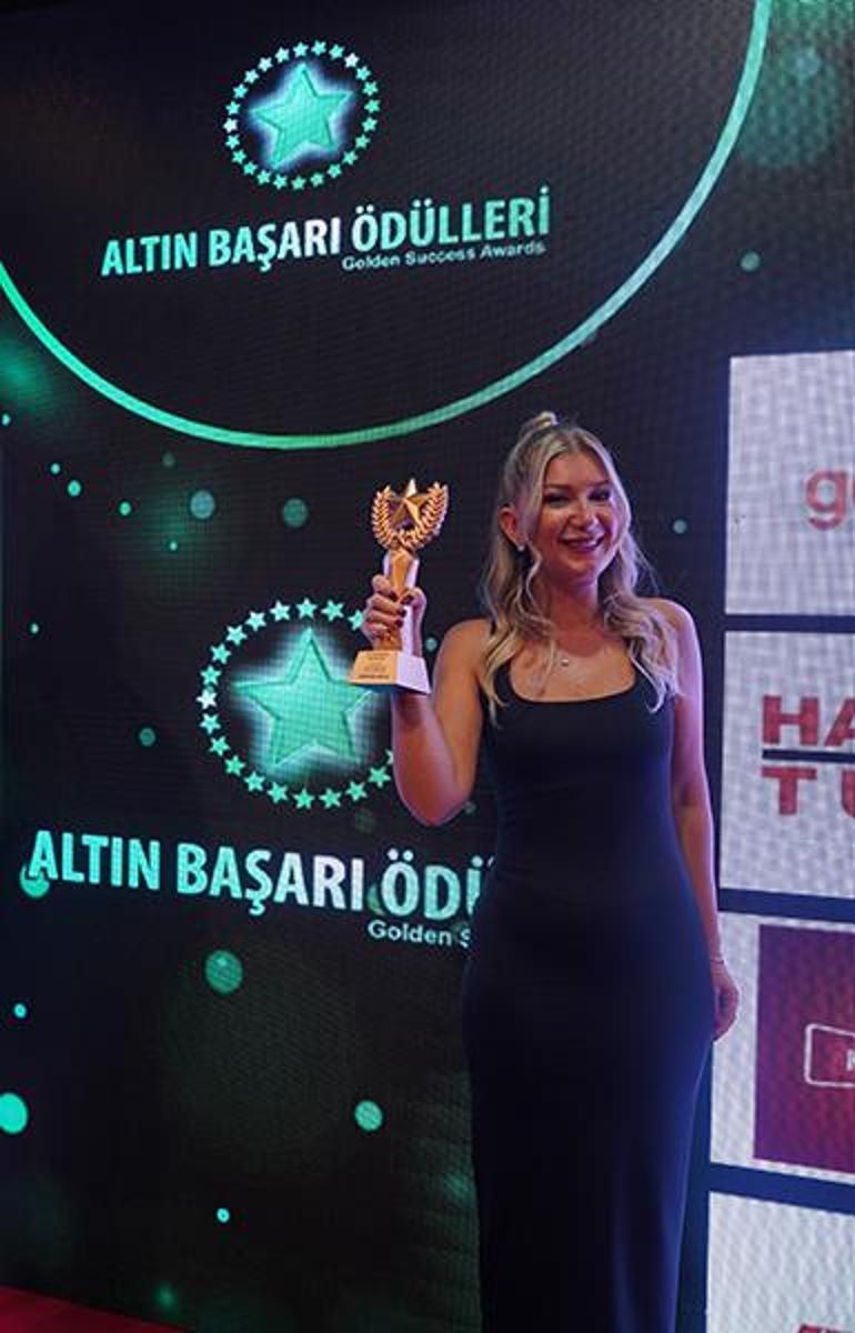 Beste Sırapınar’a 'Yılın En İyi Kadın Gazetecisi' ödülü