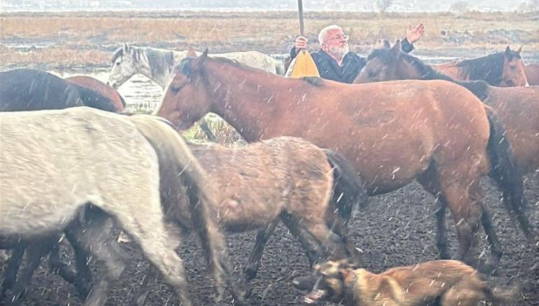 Onur Akın'a klip çekiminde at çarptı! 'Az daha nalları dikiyordum'