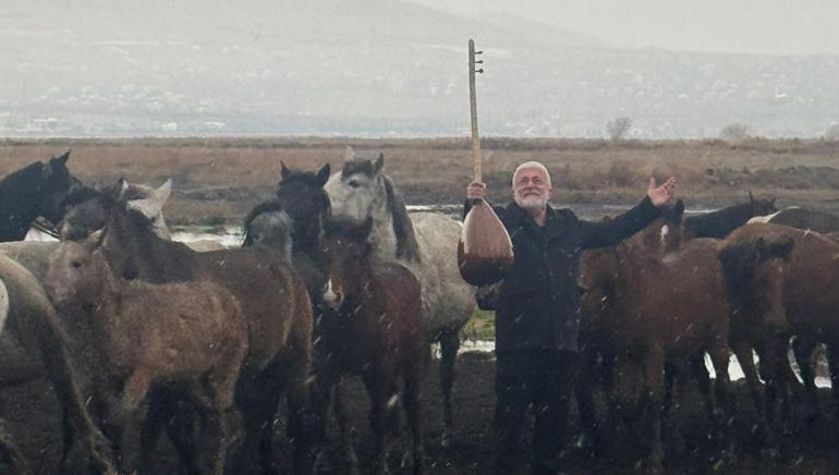 Onur Akın'a klip çekiminde at çarptı! 'Az daha nalları dikiyordum'
