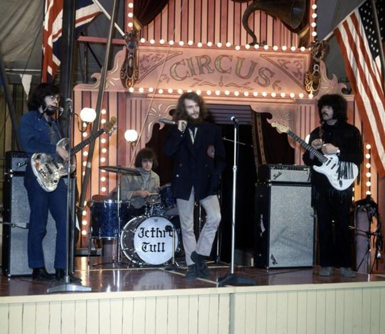 Rock tarihine iz bırakan isimlerden biriydi! Ünlü gitarist hayatını kaybetti