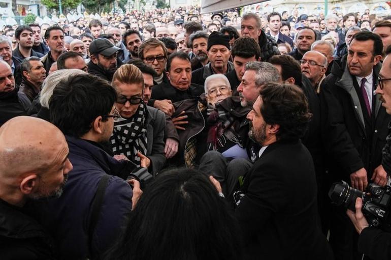 Haldun Dormen'e veda! Cenazede usta oyuncu İzzet Günay fenalaştı