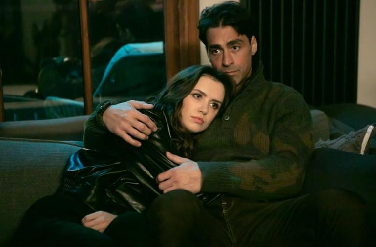 Arka Sokaklar'da aşk nöbeti! Kalpleri ısıtan sevgi dolu çift