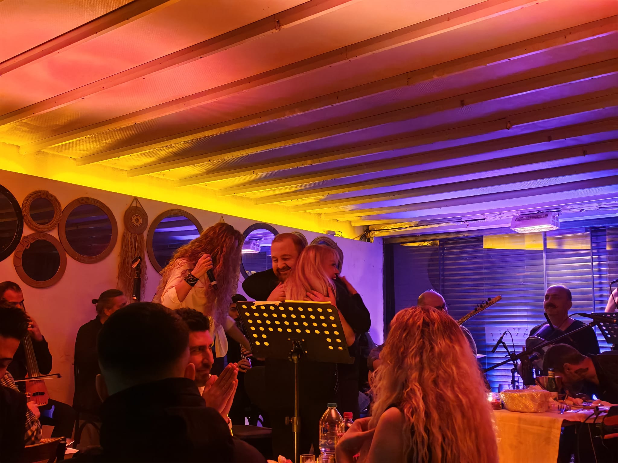 Oğuzhan Taçcı ve Mine Koşan Aynı Sahnede Büyüledi Beşiktaş Havalı’da Unutulmaz Gece