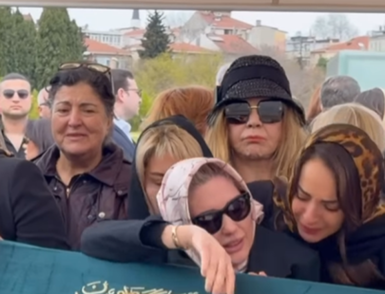 Toplusoy ailesinin acı günü: Selin Toplusoy son yolculuğuna uğurlandı! Anne cenazede baygınlık geçirdi