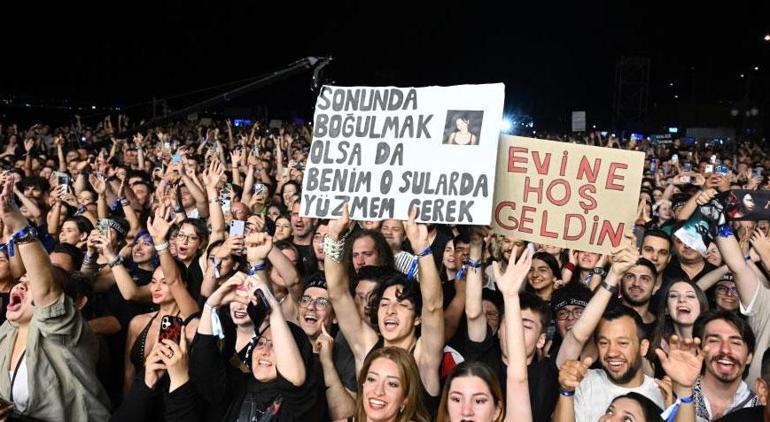 İzmir'de Şebnem Ferah fırtınası! 6 yıllık hasret bitti, binlerce kişi akın etti