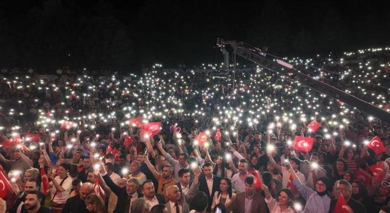 50 bin kişi akın etti! Cengiz Kurtoğlu Gediz'i salladı