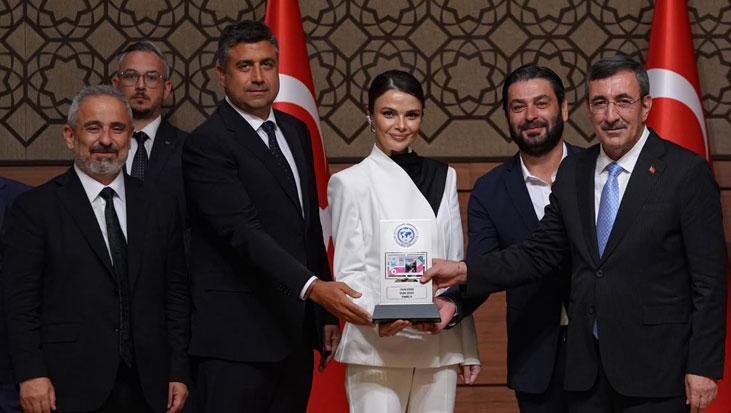 ‘Yılın Dizisi’ Uzak Şehir