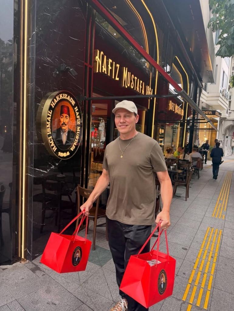 Dünyaca ünlü DJ Tiesto'dan İstanbul çıkarması! Türk tatlılarını deneyimledi